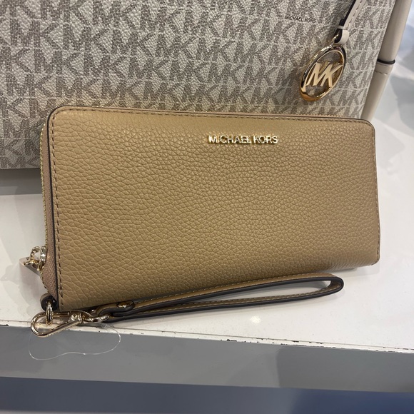 MICHAEL KORS Jet Set Tr Lg Pebbled Leather Continental Wristlet Wallet
Camel
NWT - Picture 6 of 16